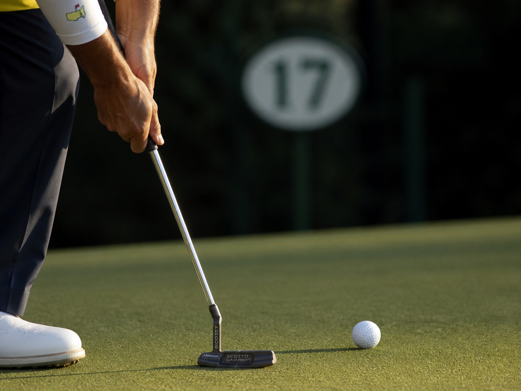 Jack Nicklaus's hands putting for birdie on 17 at the 1986 Masters